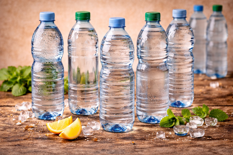wasser mineralwasser flaschen frisch zitrone eis minze premium