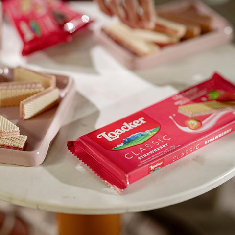 Loacker Kekse 18x Loacker Wafer Classic Fragola Waffeln gefüllt mit Erdbeercreme, 175 g